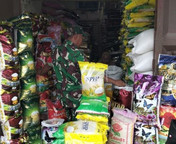 Babinsa Pangkajene Pastikan Harga Pangan dalam Kondisi Aman