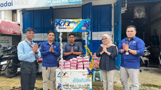 Kepala Cabang Gadai Emas Gowa A. Faizal Sarid bersama staf membagikan takjil gratis Ramadan di depan kantor cabang Tompobulu.