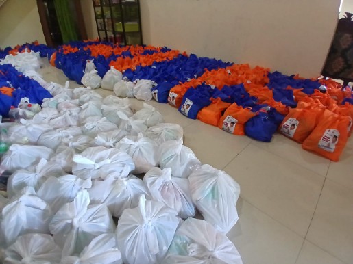Ribuan paket bantuan sembako dari anggota DPRD Abdul Rahman tersusun rapi sebelum dibagikan kepada warga di Desa Talumae Bendoro saat Ramadan.