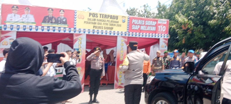 Kapolda Sulsel meninjau kesiapan personel di Pos Terpadu Panker Sidrap saat pengamanan arus mudik Lebaran 2026.
