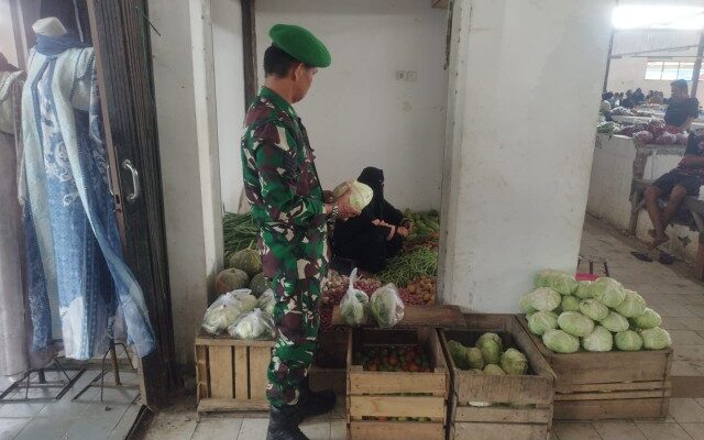 Anggota Koramil Baranti Antisipasi Liarnya Harga Sembako Jelang Lebaran