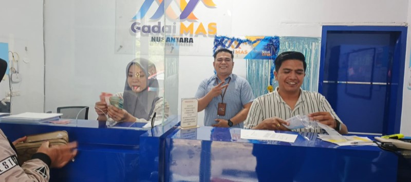 Petugas melayani nasabah gadai emas di kantor layanan gadai emas Tompobulu dengan proses cepat dan transparan.