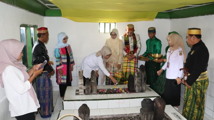 Wabup Sidrap dan Wabup Bone mengikuti prosesi tabur bunga di makam We Tenri Pattuppu dalam rangka HJB ke-696.