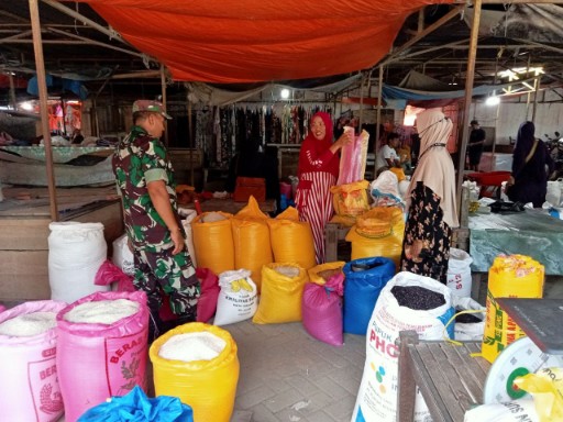 Babinsa Rappang Sidak Harga, Pedagang Kaget!