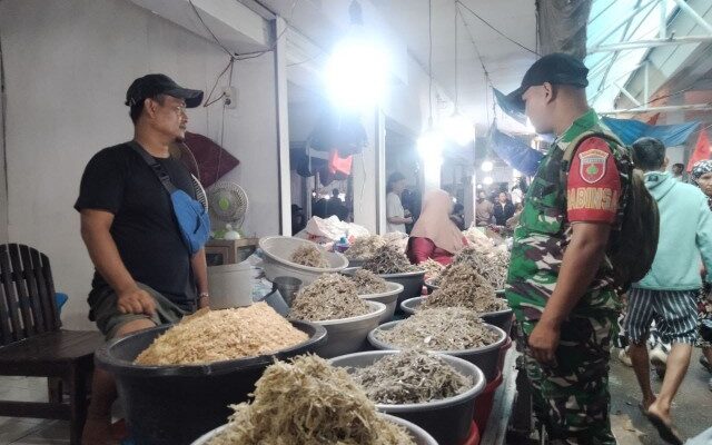 Babinsa Dua Pitue Sisir Lapak, Harga Diawasi!