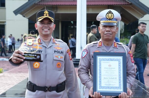 Hadiri Apel Siaga Kamtibmas, Kapolres Sidrap Terima Penghargaan Kapolda Sulsel