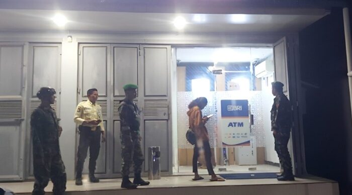 Tingkatkan Keamanan Wilayah, Anggota Koramil Panca Lautang Gelar Patroli Siskamling di Desa Corawali