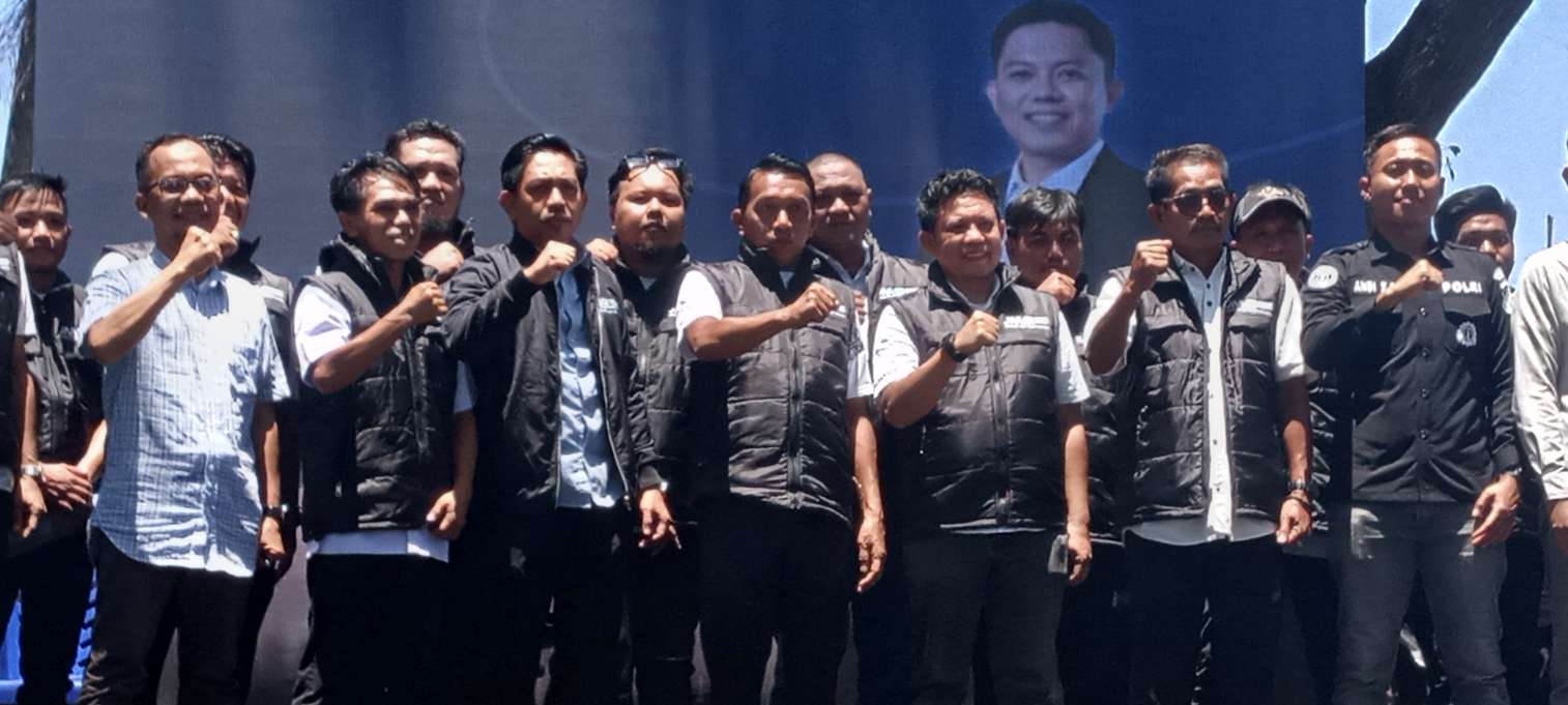 Bupati Sidrap bersama pengurus JMSI berpose kompak saat pelantikan di Hutan Kota Monumen Ganggawa.