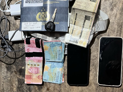 Barang bukti kasus pencurian di Sidrap berupa uang tunai, dua unit HP, dan dokumen diamankan Sat Reskrim Polres Sidrap
