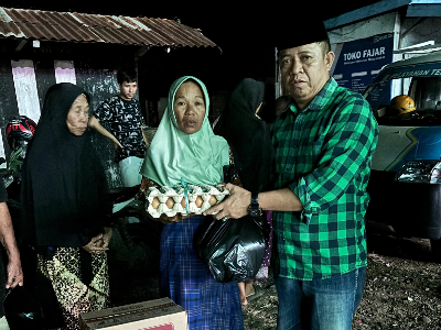 Saharuddin Tompo serahkan bantuan telur dan sembako kepada korban kebakaran di Jeneponto sebagai bentuk kepedulian DPRD
