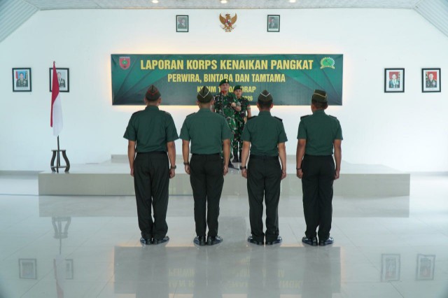 Dandim 1420/Sidrap memimpin prosesi Korps Raport kenaikan pangkat Perwira, Bintara dan Tamtama di Aula Makodim Sidrap.