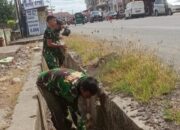 Drainase Mampet Dibersihkan Personel Koramil Dua Pitue
