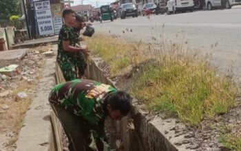 Drainase Mampet Dibersihkan Personel Koramil Dua Pitue