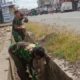 Drainase Mampet Dibersihkan Personel Koramil Dua Pitue