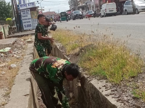 Drainase Mampet Dibersihkan Personel Koramil Dua Pitue