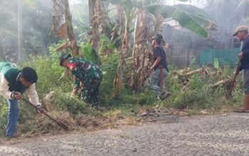 Babinsa Panca Rijang Bersih-Bersih Kampung