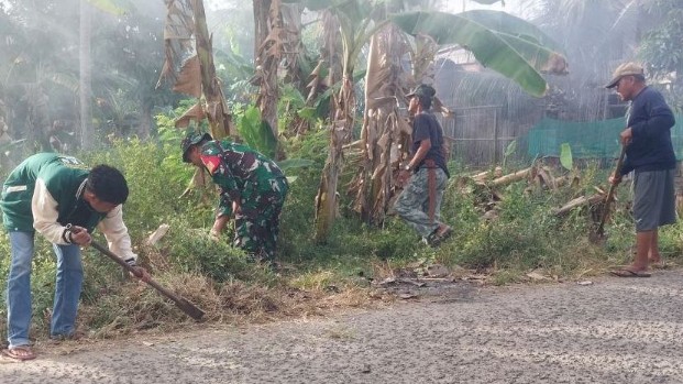 Babinsa Panca Rijang Bersih-Bersih Kampung