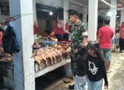 Pantau Harga Sembako, Babinsa Koramil 05/Dua Pitue Cek Pasar Sentral Tanru Tedong