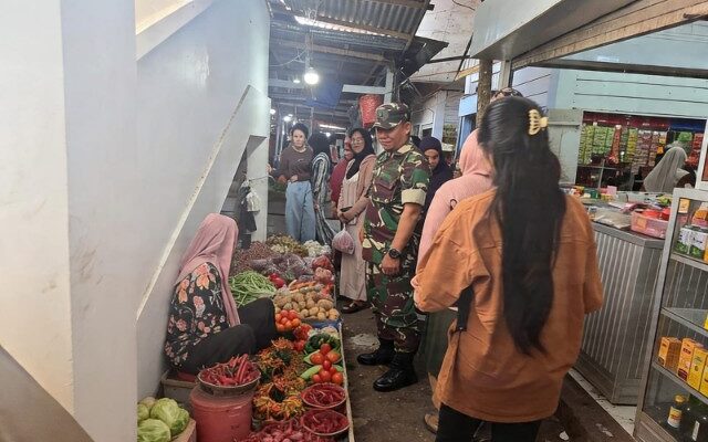 Babinsa Dua Pitue Sidak Pasar! Ini Hasilnya