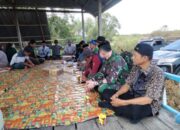 Babinsa Dua Pitue Hadiri Acara Adat Persiapan Musim Tanam Kedua