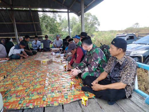Babinsa Dua Pitue Hadiri Acara Adat Persiapan Musim Tanam Kedua
