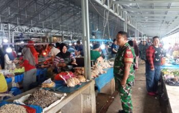 Pantau Stok dan Harga Sembako, Serma Irwan Cek Pasar Tradisional Lawawoi