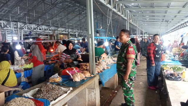 Pantau Stok dan Harga Sembako, Serma Irwan Cek Pasar Tradisional Lawawoi
