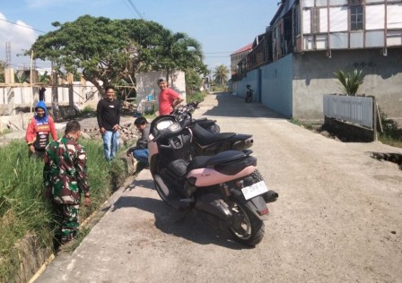 TNI dan Warga Ciro-Ciroe Bersinergi Bersihkan Saluran Air Cegah Banjir