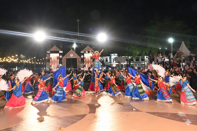 Festival Nene Mallomo menghadirkan pertunjukan tari tradisional yang memikat perhatian masyarakat di Lapangan Usman Isa, Pangkajene, Sidrap.